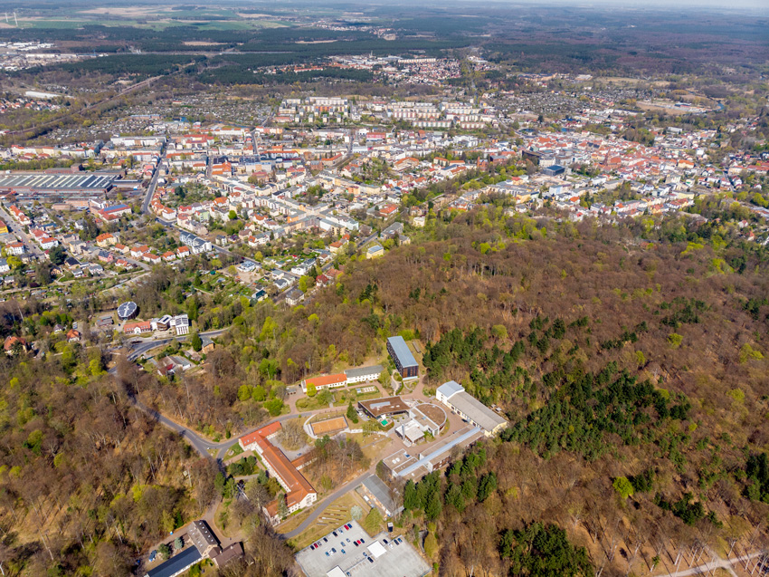 MPA Eberswalde im Waldcampus, im Hintergrund das Stadtzentrum Eberswalde